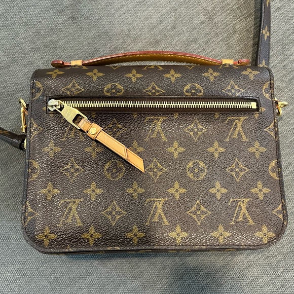 *SOLD* Louis Vuitton Pochette Metis Monogram - Picture 3 of 12